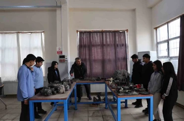 Diyarbakır’da kız ve erkek öğrenciler aldıkları eğitimlerle otomotiv sektörüne giriyor 