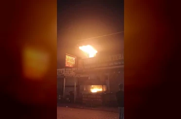 Diyarbakır’da lokanta alevlere teslim oldu 