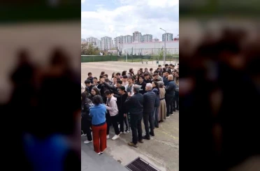 Diyarbakır’da öğrenciler, öğretmenlerini çiçeklerle karşılayıp sarıldı 