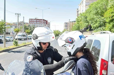 Diyarbakır’da okulları karıştıran öğrenciler son dakikalarda polis eşliğinde yetişti 