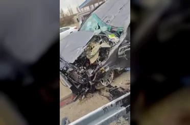 Diyarbakır’da pikap bariyerlere ok gibi saplandı: 2 yaralı 