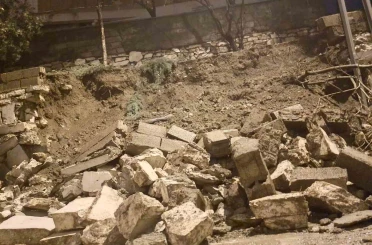 Diyarbakır’da sağanak nedeni ile istinat duvarı çöktü 