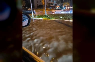 Diyarbakır’da sağanak yolları göle çevirdi 