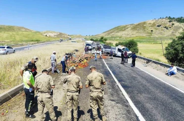 Diyarbakır’da sebze yüklü kamyonetin tekeri patladı: Kasadan savrulan ürünler yolu trafiğe kapattı 