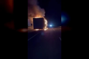 Diyarbakır’da seyir halindeki tır alevlere teslim oldu 
