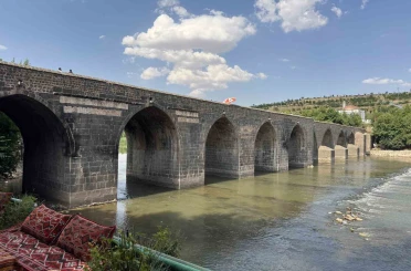 Diyarbakır’da sıcaklığın 40 dereceyi bulmasıyla tarihi mekanlar boş kaldı 