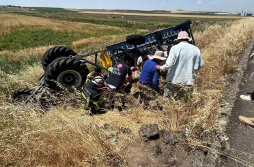 Diyarbakır’da takla atan traktörün altında kalan sürücüsü yaralandı 