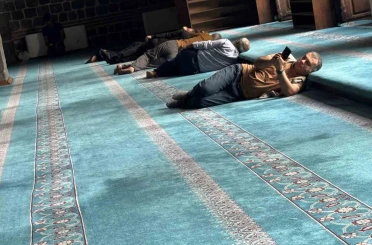 Diyarbakır’da termometreler 40 dereceyi gösterince vatandaşlar soluğu camilerde aldı 