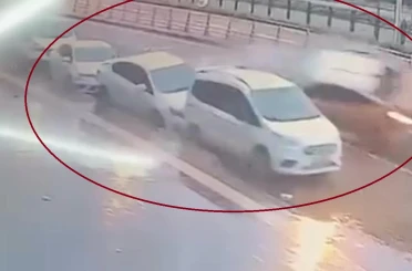 Diyarbakır’da ticari taksinin 3 otomobile çarptığı kaza kamerada 