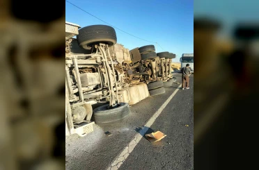 Diyarbakır’da tır şarampole devrildi: 1 yaralı 