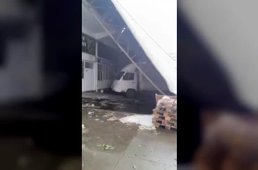 Diyarbakır’da yoğun kar çatıları devirdi 