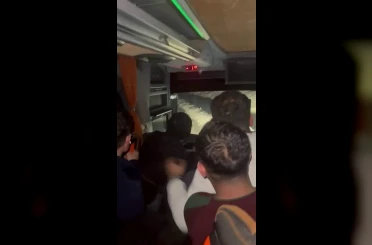 Diyarbakır’da yolcu otobüsünün devrilme anı kameralara yansıdı 