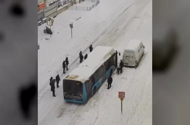 Diyarbakır’da yolda kalan halk otobüslerini vatandaşlar itti 