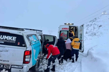 Diyarbakır’da zorlu kış şartlarında sağlık seferberliği: Kapalı yollarda UMKE ve 112’den zamanla yarış 