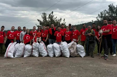 Doğa için yürüyen gençler 40 çuval çöp topladı 