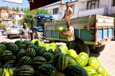 Doğallığıyla damaklarda iz bırakan Hıdıroz Karpuzu tezgahlarda yerini aldı 