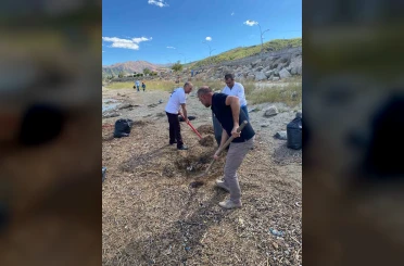 Doğaseverler Van Gölü sahilini temizledi 