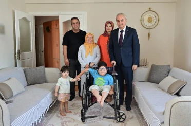 Doğuştan engelli Kerem’in karne mutluluğu tekerlekli sandalye ile taçlandı 