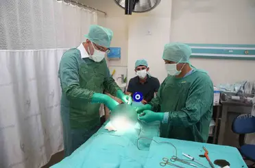 Doktor belediye başkanı önce çocukları eğlendirdi, ardından sünnet etti
