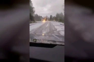 Dolu yağışı yolu beyaza bürüdü 