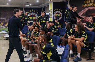 Domenico Tedesco, futbolcularla vedalaştı 