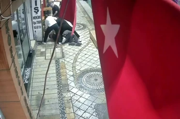 Dört kişi tarafından öldüresiye darbedildi: Olay anı kameraya yansıdı 
