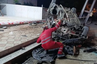 Dörtyol’da aydınlatma direğine çarpan araç hurdaya döndü: 2 yaralı 