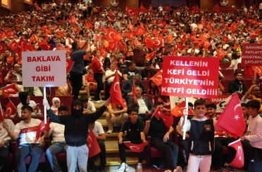 Dualarla milli takıma destek olundu, dev ekranda maç heyecanı yaşandı 