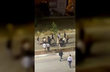 Düğün konvoyunda tekmeli, yumruklu kavga 