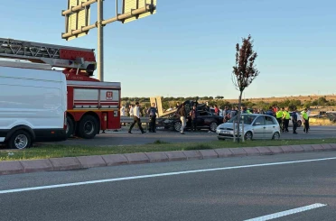 Düğün konvoyundaki otomobil bariyerlere çarptı: 1 ölü, 3 yaralı 