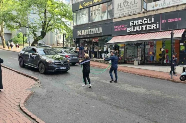 Düğün konvoyunu zincirli sürpriz durdurdu 