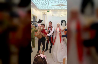 Düğünde altın değil keçi takıldı 