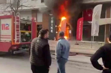 Dükkan önünde başlayan yangın akülerin patlamasıyla büyüdü 