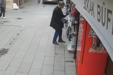 Dükkanın önündeki fanlı ısıtıcıyı bakıyormuş gibi yapıp alıp gitti