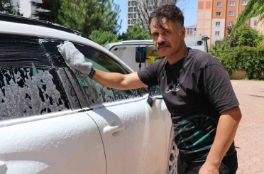 Dükkanını yanında taşıyor, kapı kapı gezerek araba yıkıyor 