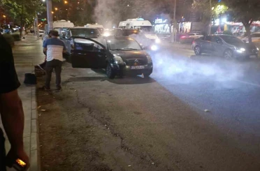 Duman yükselen otomobil alev almadan söndürüldü 