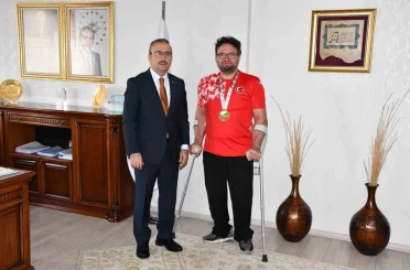 Dünya şampiyonu olan Cırık, İl Milli Eğitim Müdürü Aydın’ı ziyaret etti 