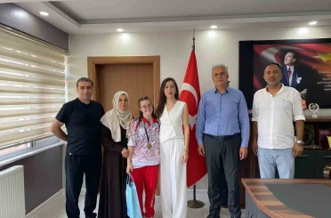 Dünya Üçüncüsü ve Türkiye Şampiyonu Zeynep Tuncay’dan İlçe Millî Eğitim Müdürlüğüne ziyaret 