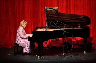 Dünyaca ünlü piyanist Gülsin Onay, Balıkesir’de sahne aldı 