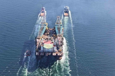 Dünyanın 3’üncü büyük ağır kaldırma vinci Çanakkale Boğazı’ndan geçti 