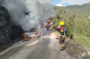 Dursunbey’de araç yangını ormana sıçradı 
