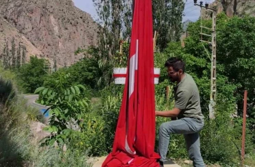 Düşen bayrağı onarıp yeniden göndere çektiler 