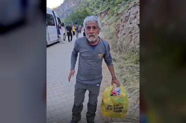 Duyarlı vatandaş piknik alanındaki çöpleri elleriyle topladı 
