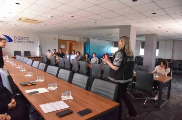 Düzce Üniversitesi’nde en iyi narkotik polisi anne konferansı 