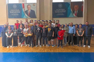 Düzce’de 100 sporcu raket salladı 