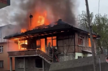 Düzce’de iki katlı ev alev topuna döndü 