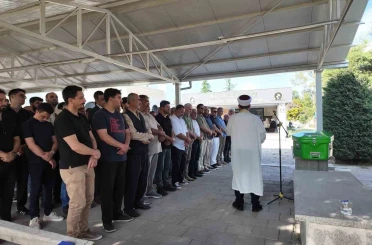 Düzce’de kocası tarafından öldürülen kadın son yolculuğuna uğurlandı 
