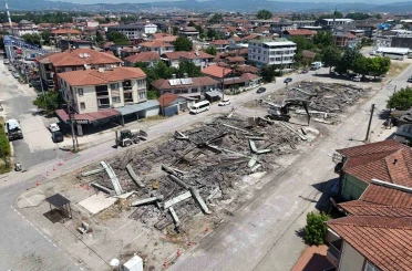 Düzce’de riskli yapılar temizliyor 