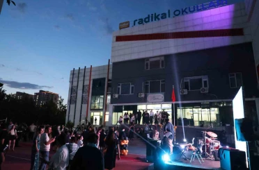 (Düzeltme) Diyarbakır’da 8’inci sınıf öğrencileri kep attı 