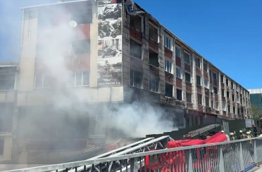 E-5 kenarındaki metruk binada yangın: Yan yolda trafik kilitlendi 